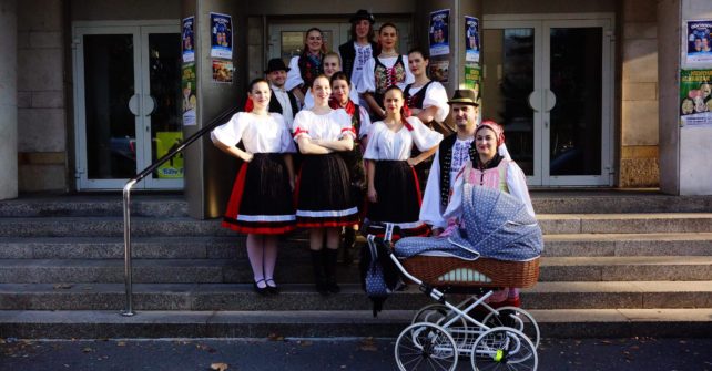 Komunálne voľby 2018 V Komárne-Rebeli prišli v krojoch