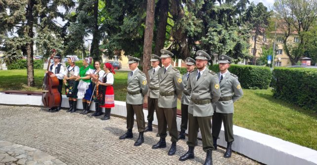 Dom Matice slovenskej v Komárne s Ozbrojenými silami SR si aj so súborom Slovenskí rebeli uctili pamiatku Najväčšieho Slováka. M. R. Štefánika